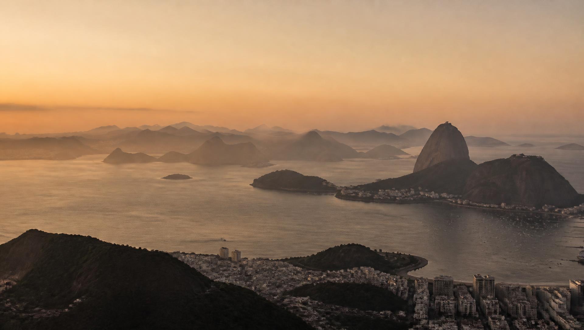 Panorama da Baía de Guanabara com o Pão de Açúcar ao fundo no fim do dia